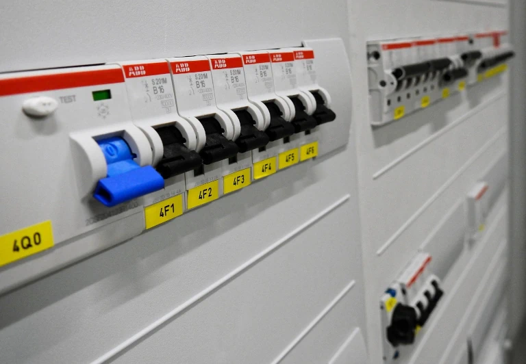 Widok rozdzielnicy elektrycznej z sześcioma wyłącznikami nadprądowymi typu B