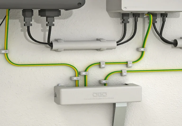 Instalacja elektryczna na ścianie z przewodami ochronnymi PE